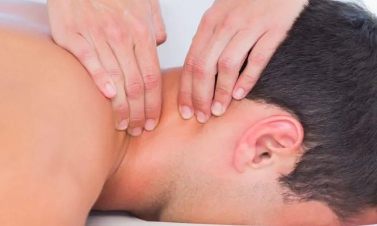 نوعی از ماساژ به نام شیاتسو برای گردن درد، گرفتگی عضلات و بسیاری از مشکلات دیگر می‌تواند مفید باشد اگر توسط ماسورهای حرفه‌ای و مجرب انجام شود.