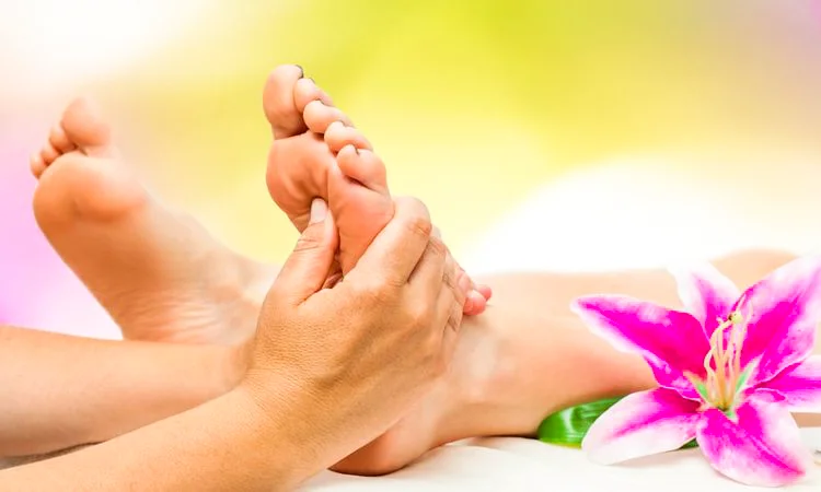 فواید ماساژ رفلکسولوژی پا تقریبا به تمامی نقاط بدن می‌رسد زیرا هر یک از نقاط بازتابی موجود در کف پا، مختص تاثیرگذاری بر یکی از ارگان‌های بدن است و درمان خیلی از بیماری‌ها از طریق این ماساژ به نحو احسن انجام می‌شود.