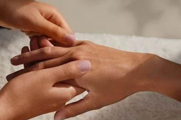 آموزش ماساژ انگشتان دست