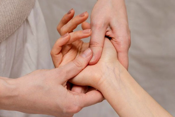 آموزش ماساژ کف دست